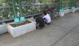 Công khai chích ma túy