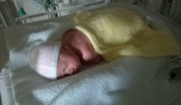 Bé 5 tuẩn tuổi sống sót diệu kỳ bên thi thể mẹ 