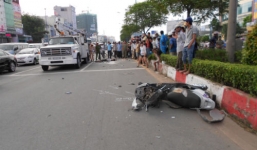 Xe máy đâm ô tô, 4 thanh niên chết thảm