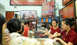 Giá vàng giảm nhẹ, giao dịch tăng cao