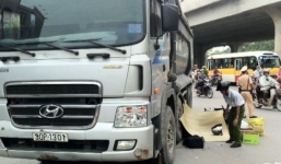 Tai nạn nghiêm trọng, thi thể người phụ nữ kẹt dưới gầm xe tải