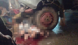 Bốn thanh niên 'nằm gọn' dưới bánh xe tải vì phóng nhanh