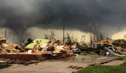 Kinh hoàng chứng kiến siêu lốc xoáy đôi san bằng thị trấn sau một đêm