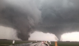 Cận cảnh cơn lốc xoáy đôi san bằng thị trấn sau một đêm