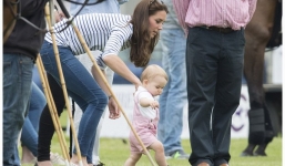 Chùm ảnh hoàng tử bé nước Anh chập chững tập đi cực đáng yêu