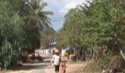 Nghịch lý người dân dùng nước ăn ở cổng nghĩa trang