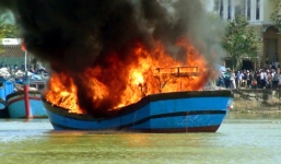 Nổ tàu cá trên biển, ba ngư dân mất tích