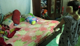 Quỵ người, vái lạy lão già đang hãm hiếp con gái 7 tuổi