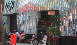 Thiếu nữ rút súng thị uy trong quán bar