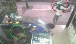 Cô gái 'chết đứng' khi bị nữ tặc cướp iPhone trong nháy mắt