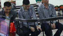 Sả súng vào đối thủ, ba cha con cùng vào tù