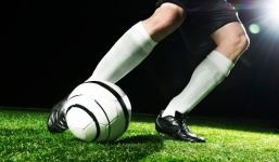 Cô gái nhảy lầu tự tử vì bạn trai đi xem World Cup 2014