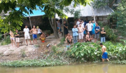 Hàng trăm người dân xem vớt xác chết nổi trên sông