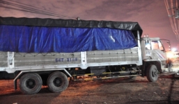 Mẹ khóc ngất khi con gái 7 tuổi bị xe tải cán qua người