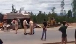 Người đàn ông ôm con nằm giữa đường tự tử vì giận vợ