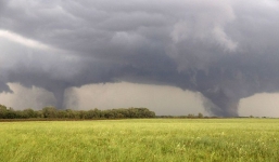 Cận cảnh vòi rồng kép gầm rú trên bầu trời nước Mỹ