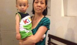 Mẹ đánh con dã man, về đồn công an còn... tạo dáng