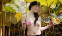 Thiếu nữ khỏa thân, lấy cánh sen che ngực trần chụp ảnh
