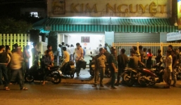 13 giây kinh hoàng giáp mặt 2 tên cướp có súng ở tiệm vàng