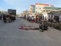 Xe container cán ngang người, đôi nam nữ chết thảm