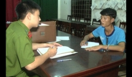 Hai thanh niên cầm dao đi cướp tiền của bà cụ 72 tuổi