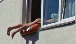 Thiếu nữ không mảnh vải che thân, tắm nắng bên cửa sổ