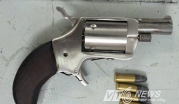 Thiếu nữ rút súng đại náo vũ trường khai gì tại công an?