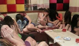 Gái bán dâm đu cột xuống đất để trốn công an