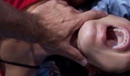 Thiếu nữ bị “yêu râu xanh” hiếp dâm rồi chụp ảnh khỏa thân