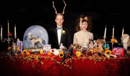 Sốc: Người phụ nữ bí ẩn đeo xác chết động vật trên người