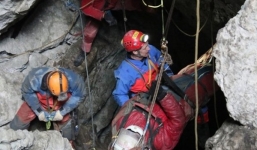 Sống sót sau 12 ngày rơi xuống động sâu ngàn mét