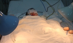 Bảo mẫu khóc kể lại cảnh 2 đứa trẻ được hơ trên lu