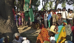 Thiếu nữ bị cưỡng hiếp tập thể, giết chết và treo xác trên cây