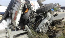 Xe tải bị tàu hoả tông nát bét, dùng xà beng giải cứu tài xế