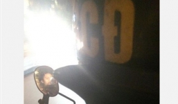 Cô gái vẫn hồn nhiên 'tự sướng' khi bị cơ động 'sờ gáy'