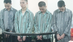 Người mẹ già tìm cả buổi sáng, không thấy phòng xét xử đứa con kẻ cướp