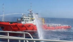 Nhiều tàu Trung Quốc cùng lúc bao vây dàn đội hình đâm tàu cá Việt Nam