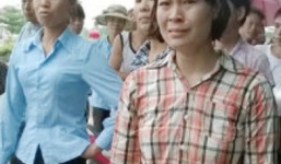 Mẹ dùng dao chém nhiều nhát vào cổ con trai để trả thù chồng