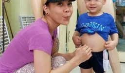 'Vợ' Hoài Linh lộ ảnh mặt mộc đưa con trai nuôi đi chơi