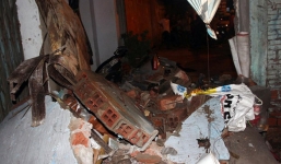 Xe máy đâm sập tường nhà dân, tài xế chết tại chỗ