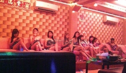 Cuộc sống của gái mại dâm ở khu đèn đỏ lớn nhất Đông Nam Á