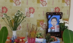 Hình ảnh đau lòng trong đám tang cháu bé bị mẹ sát hại để trả thù chồng