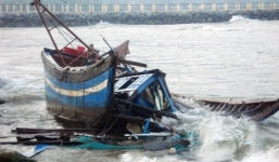 Bị gió đánh chìm tàu trong đêm, 8 ngư dân được cứu thoát