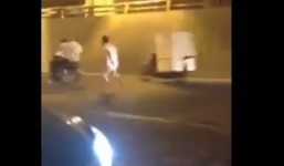 Clip taxi rượt đuổi, nhảy từ xe xuống phang thẳng đầu xe máy