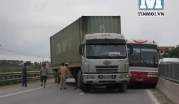 Phá cửa kính giải thoát hành khách trong chiếc xe bị tai nạn