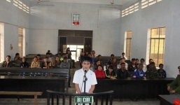 Vào nhà cưỡng hiếp thiếu nữ rồi nằm ngủ đến sáng