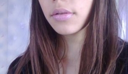 Quá xinh đẹp, nữ sinh bị bạn cùng lớp 'làm nhục'