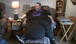 Người đàn ông khổ sở vì mang 'của quý' quá 'khủng'