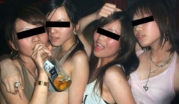Khi nữ sinh buông thả bên bàn nhậu