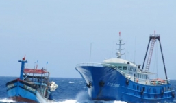 Tàu Trung Quốc dàn hàng ngang, hung hăng bao vây tàu Việt Nam